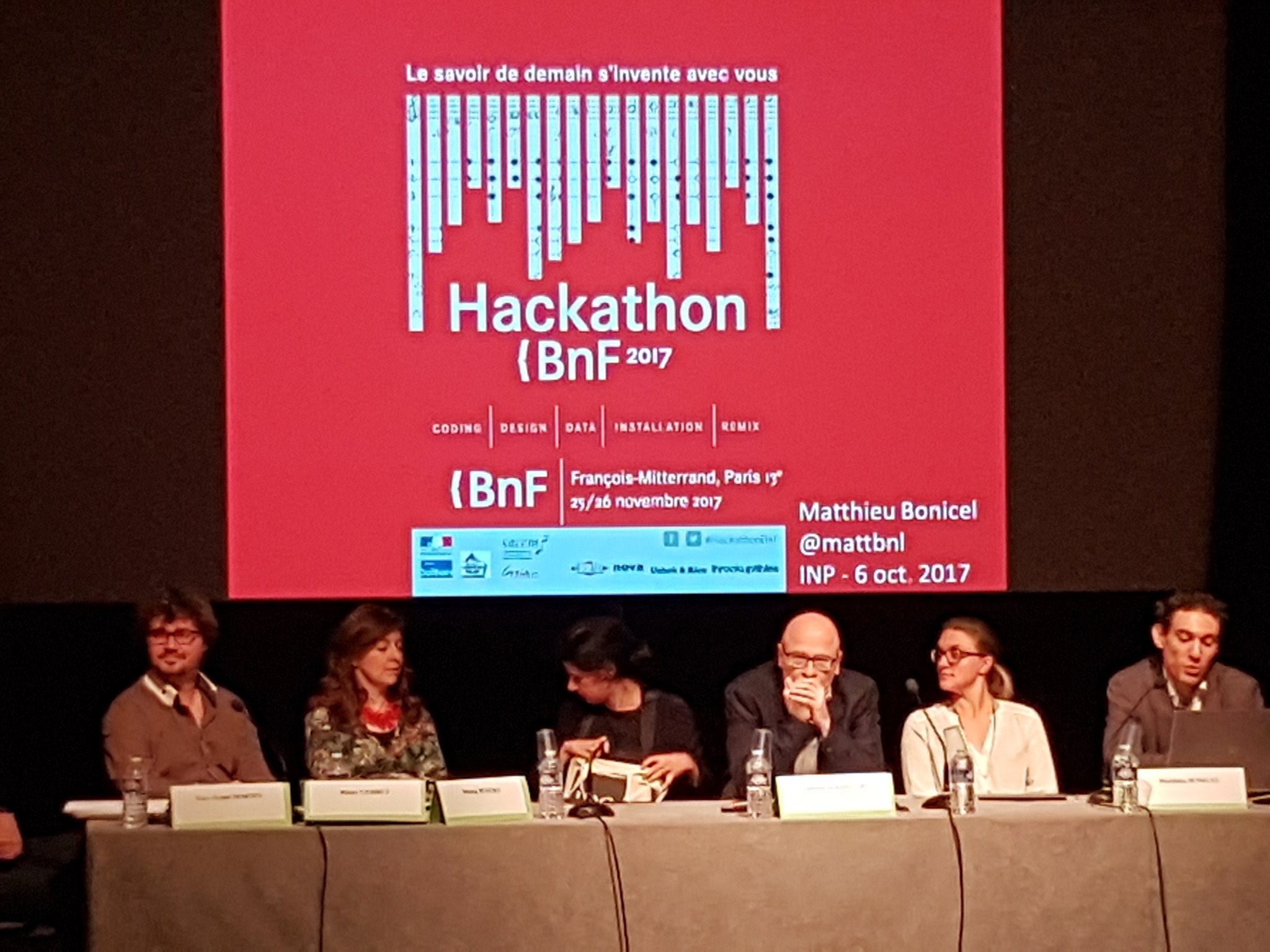 .@mattbnl de @laBnF on stage pour présenter le #HackathonBnF #ParticiperParticipez https://t.co/YyHI4qBBKS
