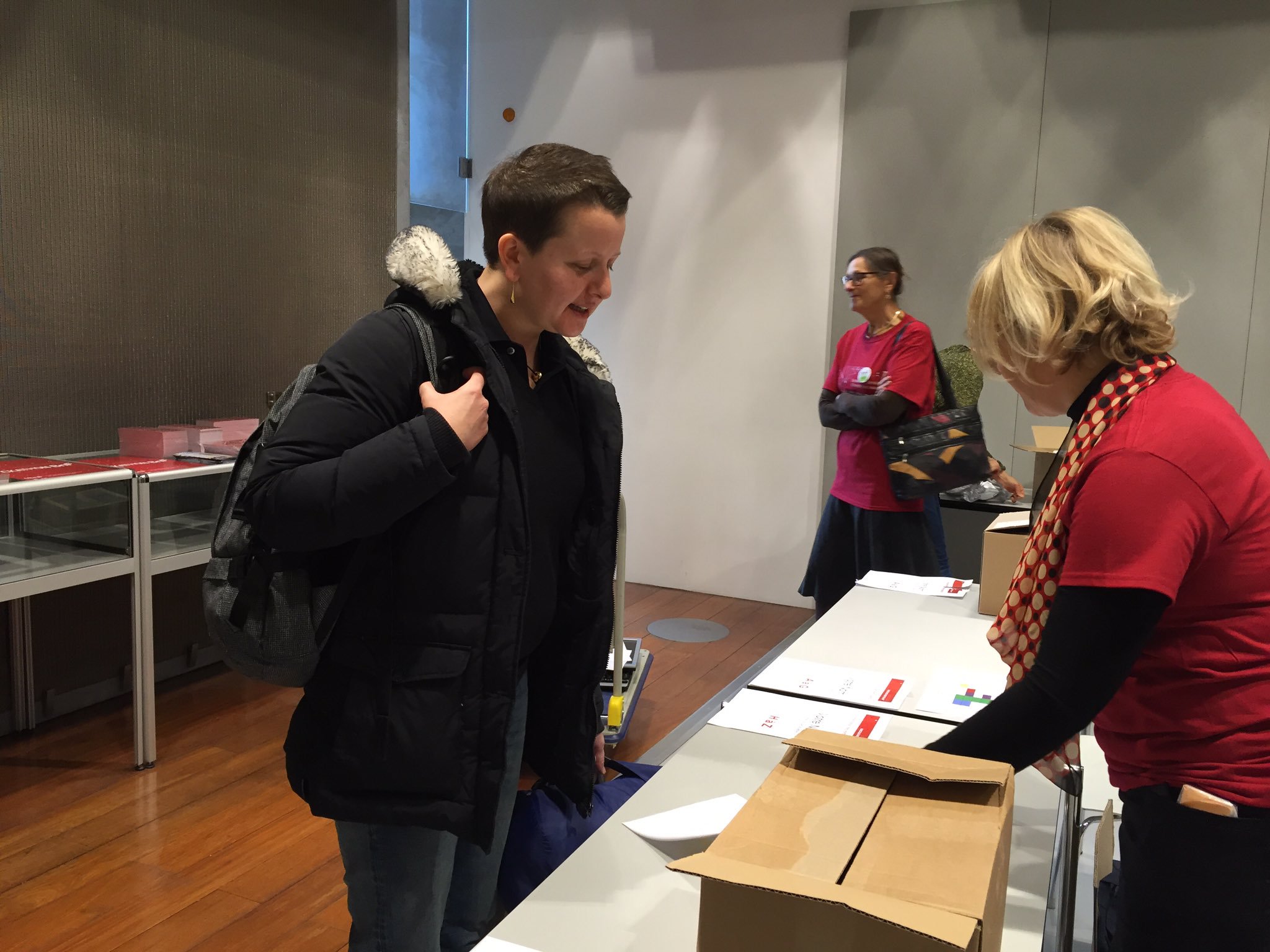 Arrivée des premiers participants du #hackathonBnF ! Badge, sac, et grand sourire au programme pour les accueillir https://t.co/InjNY0z4gT