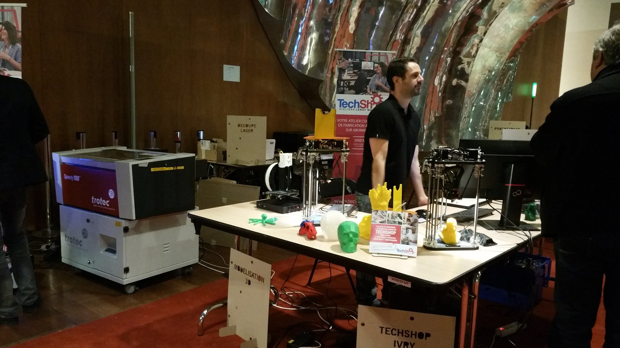 le fablab @TechShopLM a élu domicile sous la sculpture de Louise Bourgeois ;)    #HackathonBnF https://t.co/nAdk9nM5tX