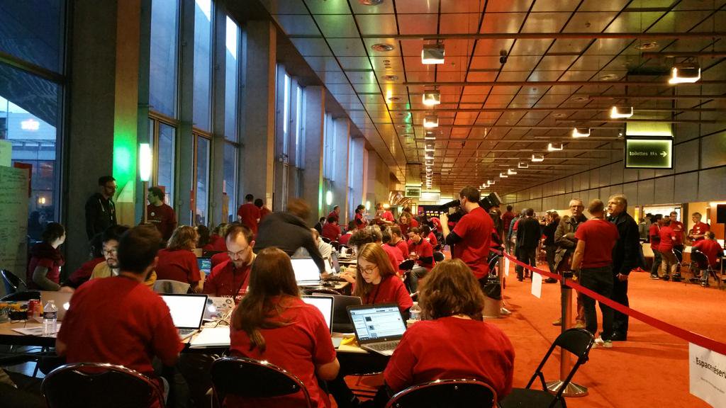 le #HackathonBnF très concentré ... (en arrivant pour la relève du soir ;) https://t.co/eIBD4usEP8