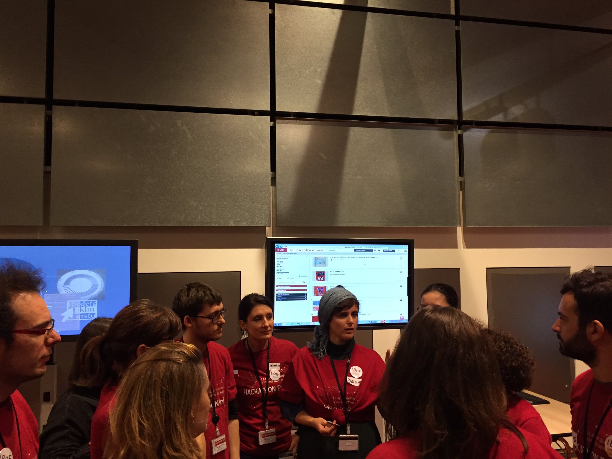 #hackathonBnF c'est l'heure de la relève pr les équipes #BnF : on briefe les agents qui seront à dispo des hackathoniens jusqu'à minuit https://t.co/NVsdJMRkv5