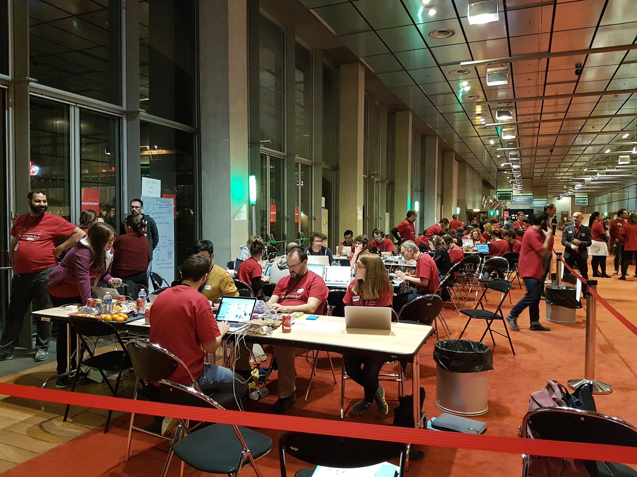 Effervescence avant le premier rendu du #hackathonBnF https://t.co/Gm5vLRjmLb