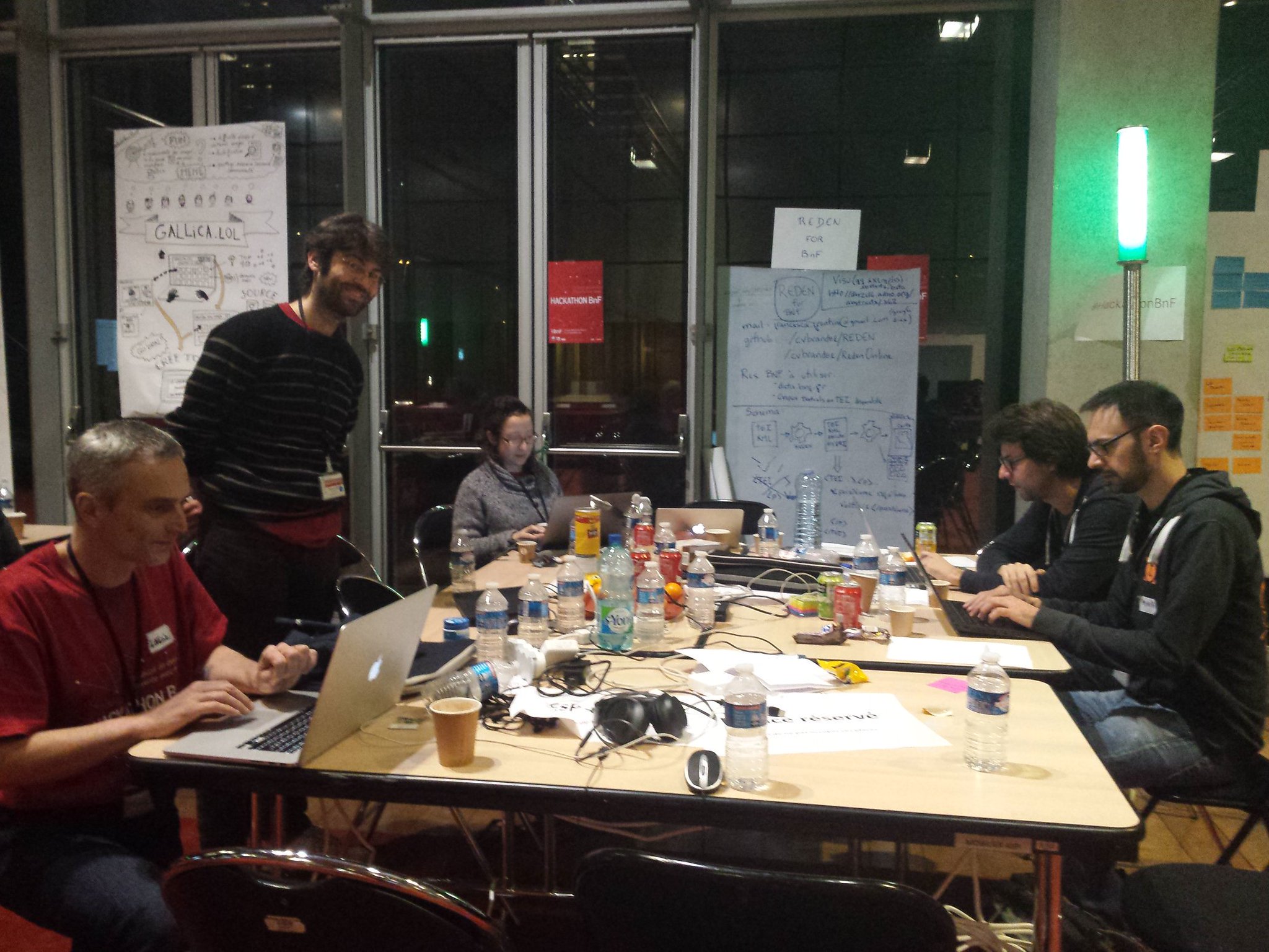 Hacking the night away... #hackathonBnF #reden4bnf https://t.co/P3YSjRr67n