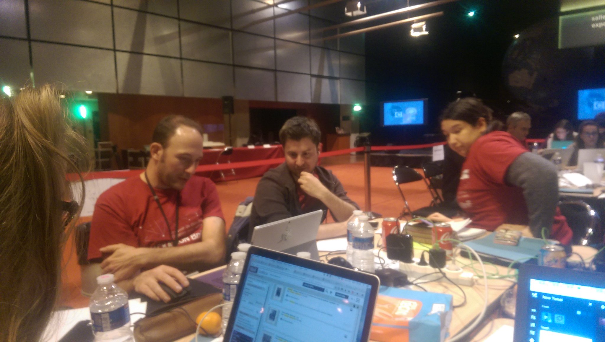 Il est minuit et l'équipe GallicaGame travaille activement sur son projet @laBnF #hackathonBnF https://t.co/tTZHhvp0qD
