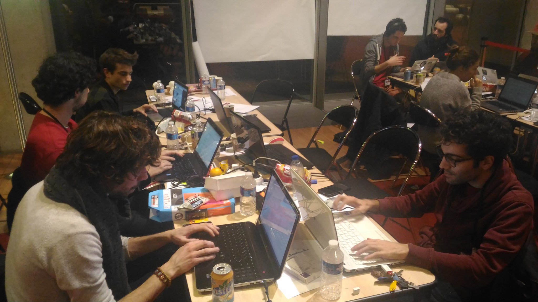 01:32 : les 6 valeureux membres de #Gallicarte toujours au complet ! #hackathonBnF https://t.co/1Q28MxXWzf