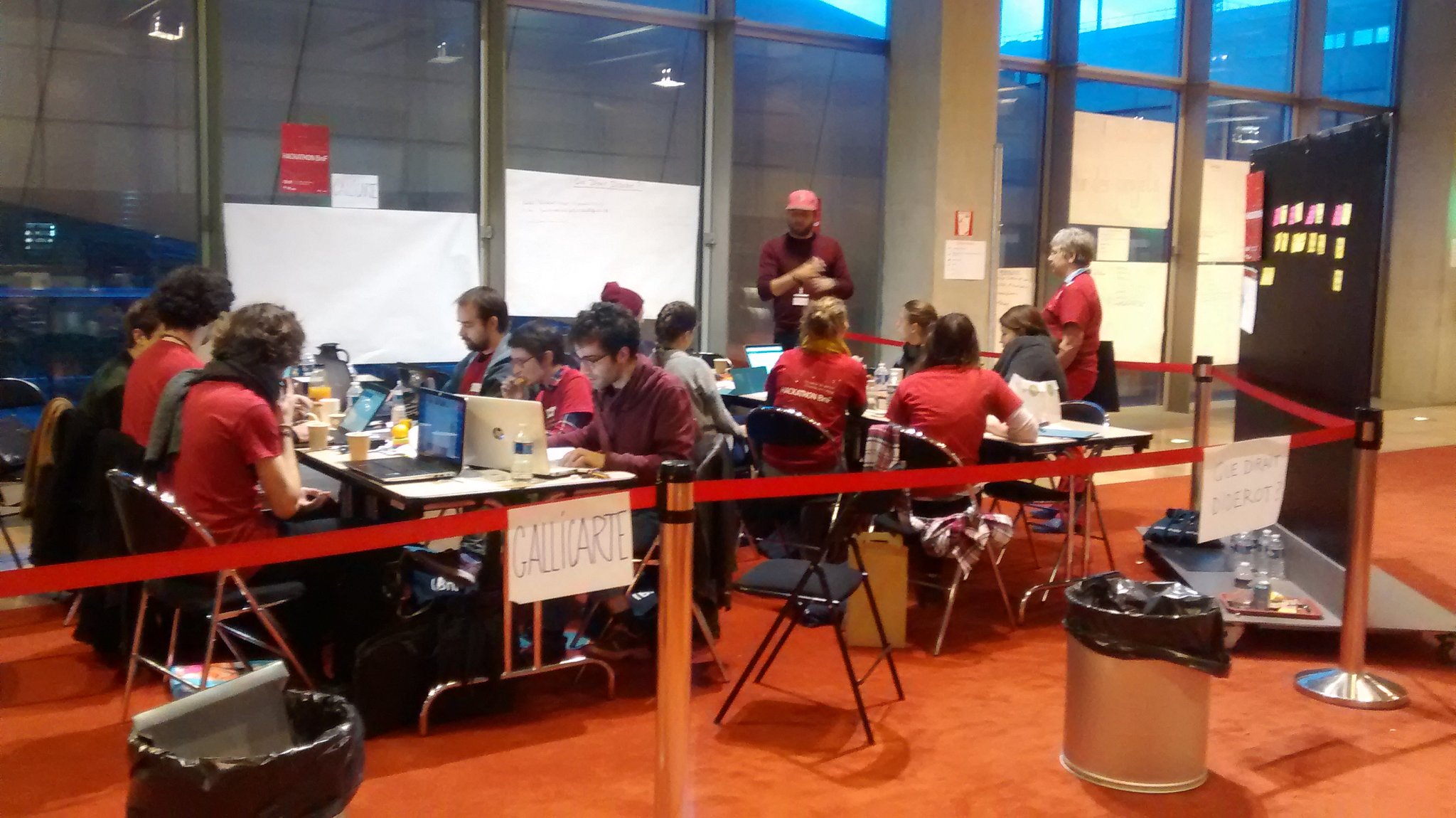 #hackathonBnF jour 2 : le jour se lève et le hall Ouest s'anime à nouveau... https://t.co/MseUxrry5g