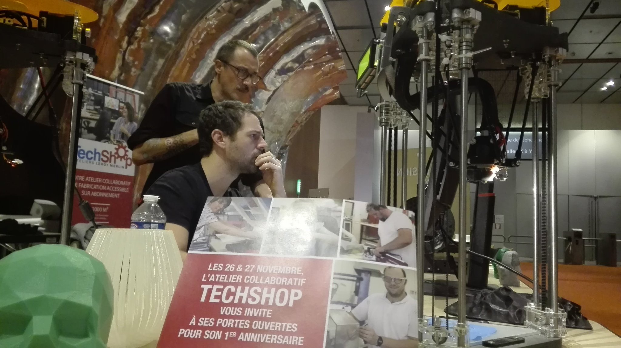 Bravo à JB pour sa nuit au #hackathonBnF au sein de l'espace @TechShopLM ! Aloïs et Yoann prennent le relais pour la dernière ligne droite https://t.co/yiWuorrban