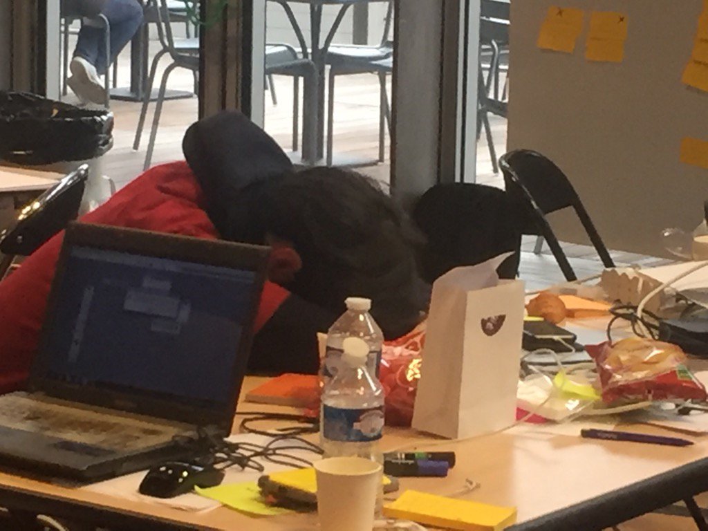 La résistance au sommeil devient de plus en plus dure au #hackathonBnF! https://t.co/3ls7K7bLoL