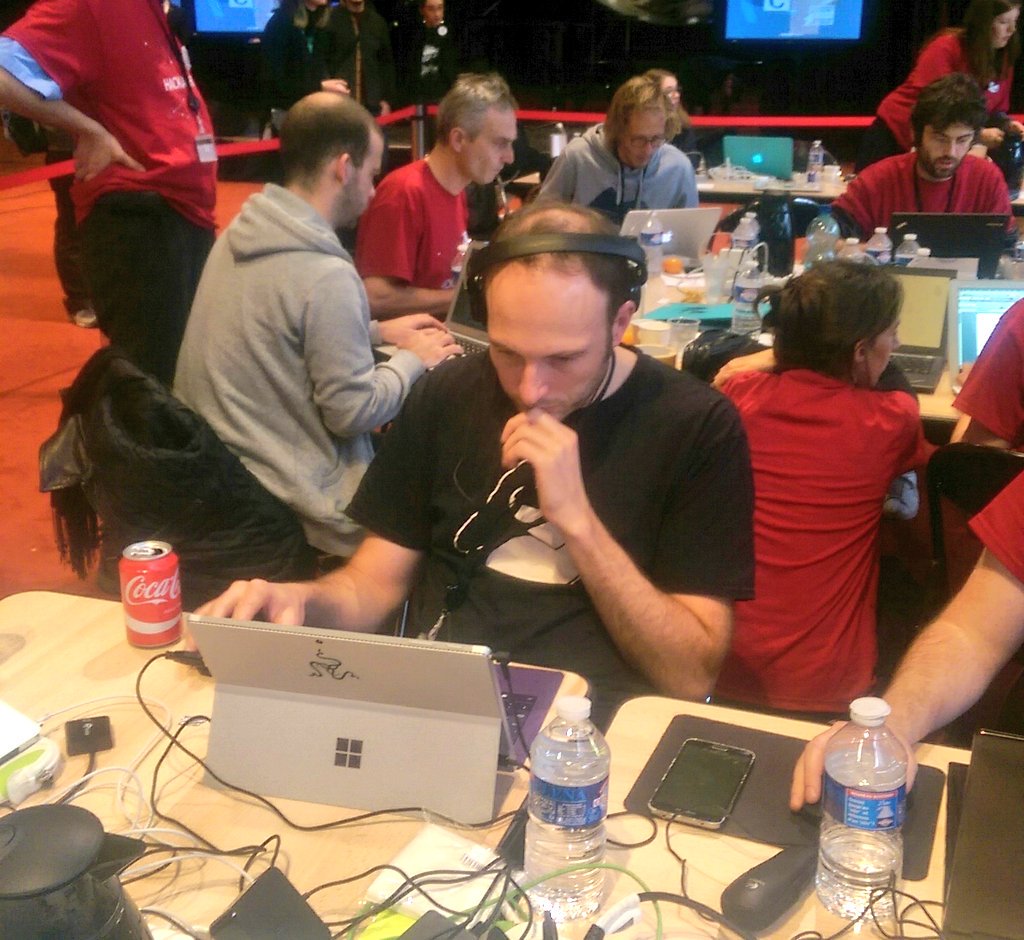 Un quart d'heure avant les prez, @FlorentDGrissac en plein rush pour finir les slides. #GallicaGame @labnf #hackathonBnF https://t.co/NzeclkvVO8