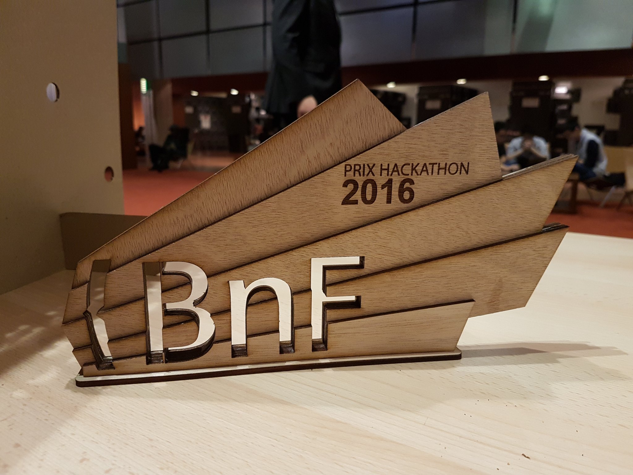 Le #hackathonBnF joue local. Le trophée du prix remporté par @gallicarte est fabriqué dans le hall même grâce aux équipes de @TechShopLM https://t.co/pkHcEjEgNK